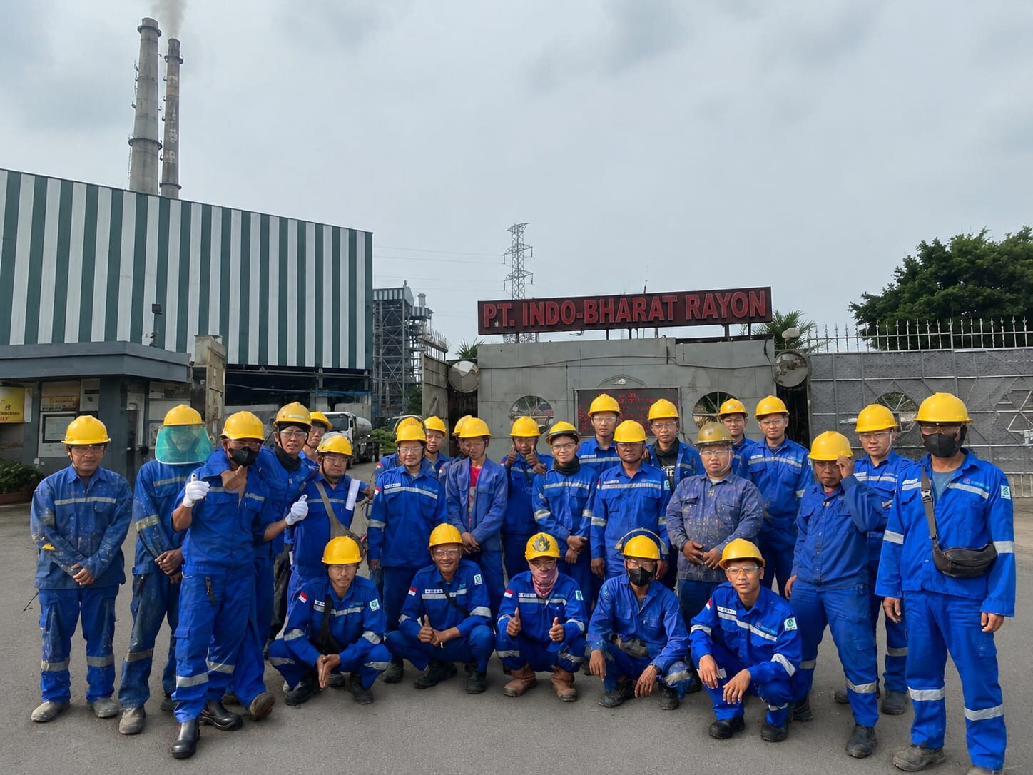 Tim PT Surya Cipta Makmur di lokasi proyek PT Indo Bharat Rayon